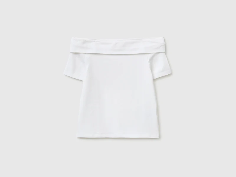T-shirt con scollo a barchetta