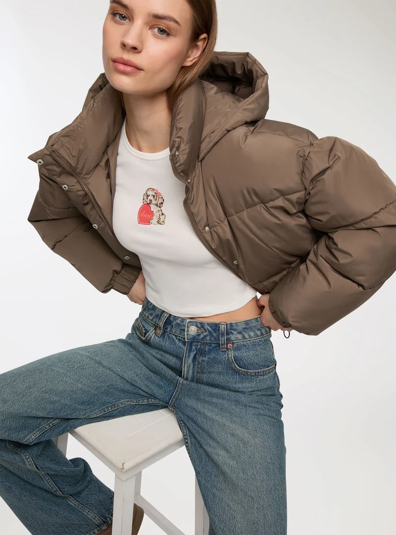 Giubbotto crop con collo alto e cappuccio