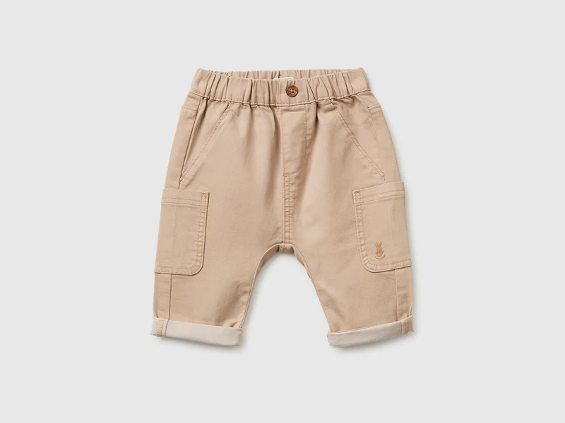 Pantaloni con tasche laterali