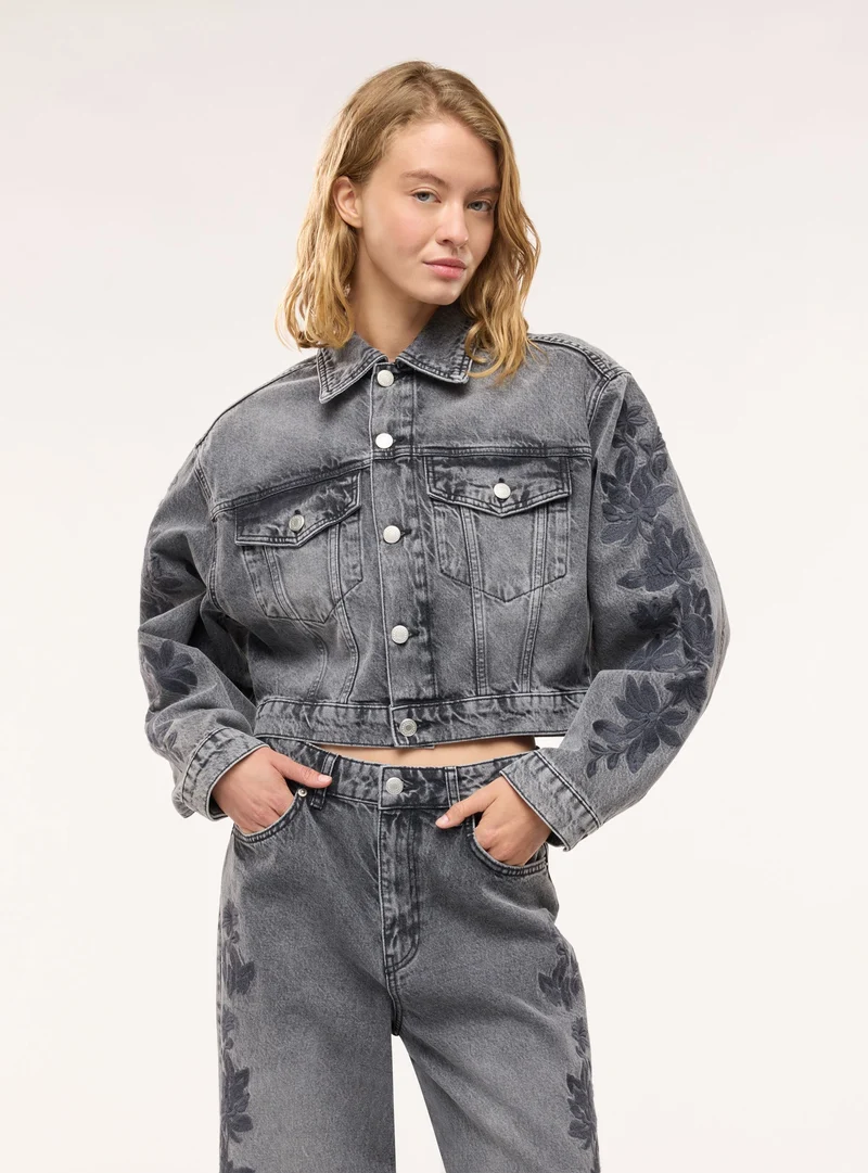 Jeans wide leg con ricamo floreale