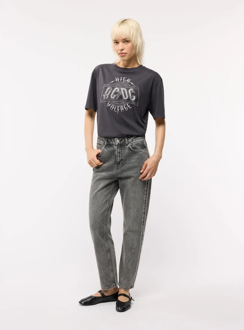Jeans mom con borchie laterali