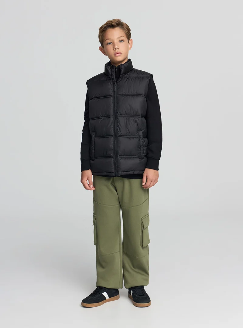 Gilet imbottito con zip e collo alto