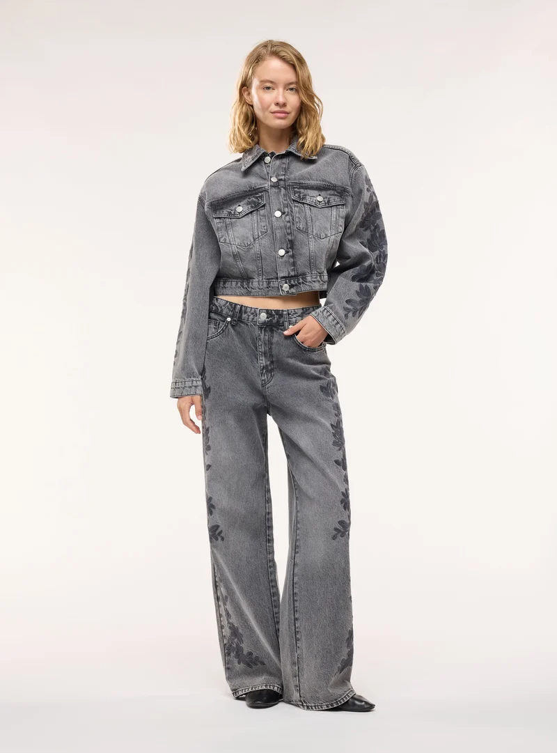 Giacca denim corta con ricamo floreale