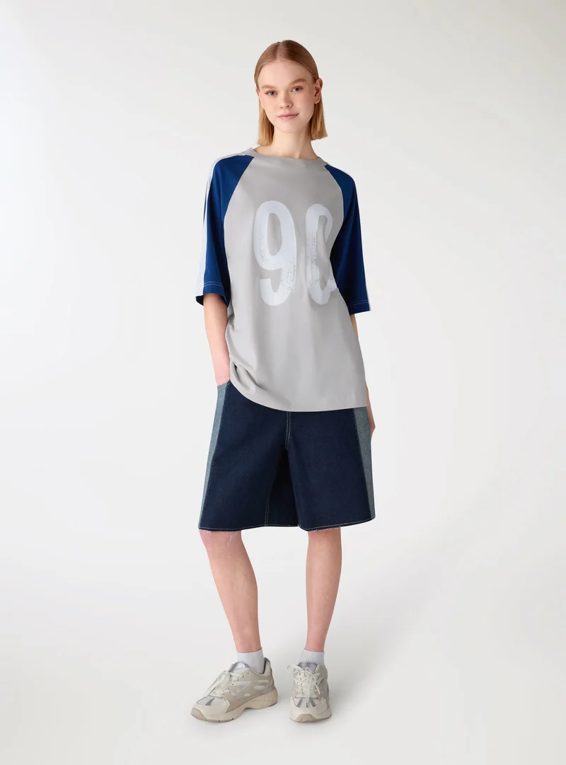 T-shirt over con stampa numero e maniche raglan TRNPOPLAB