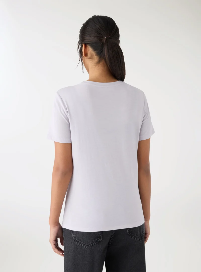 T-shirt con stampa effetto laminata
