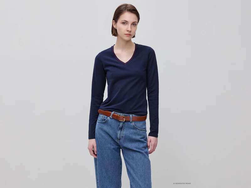 T-shirt aderente scollo a V