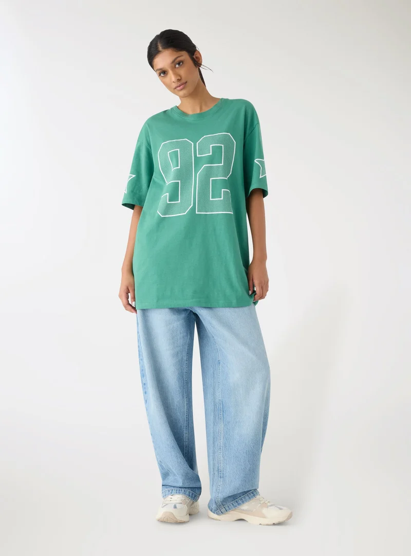 T-shirt maxi con numero e stelle