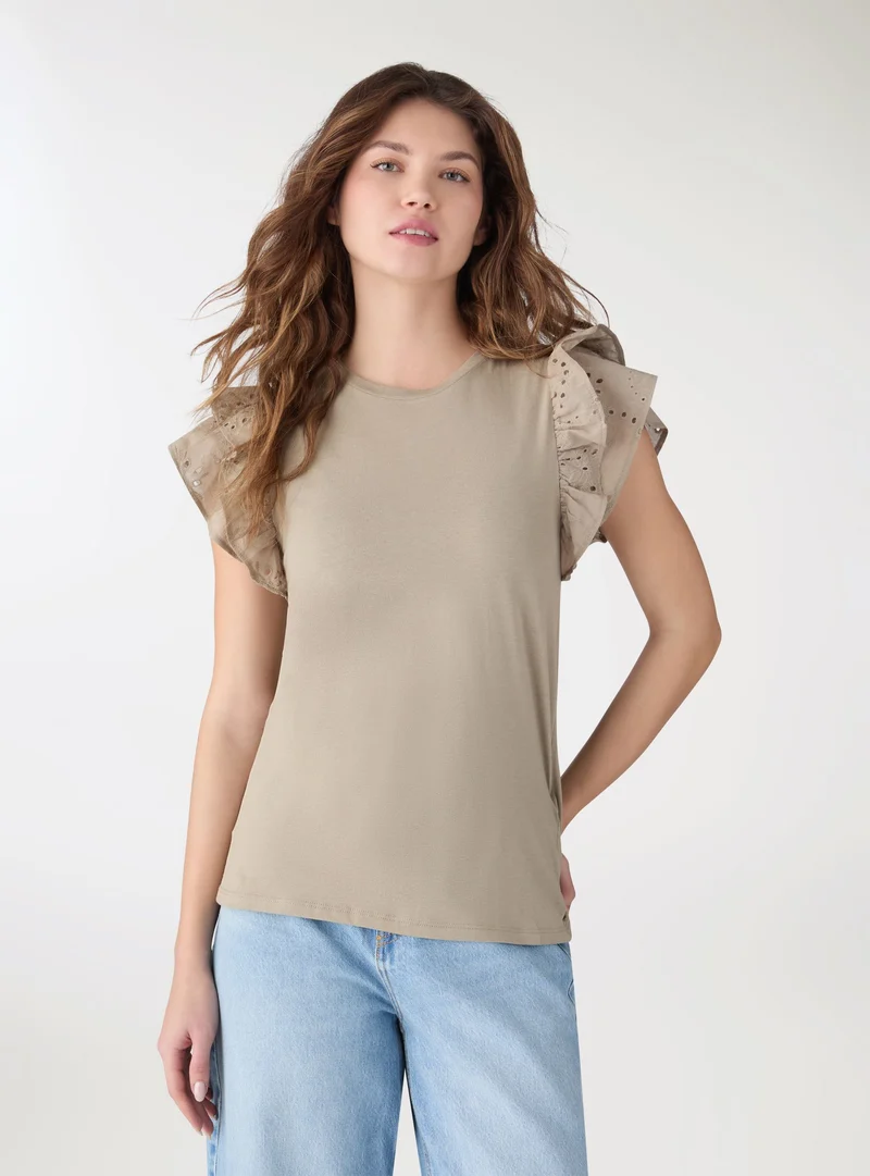 T-shirt con maniche a balze sangallo