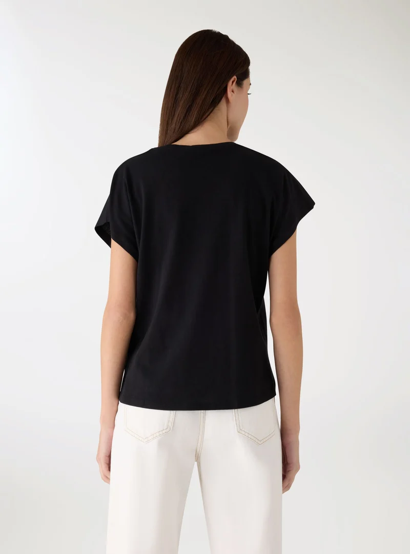 T-shirt con stampa fiori e paillettes