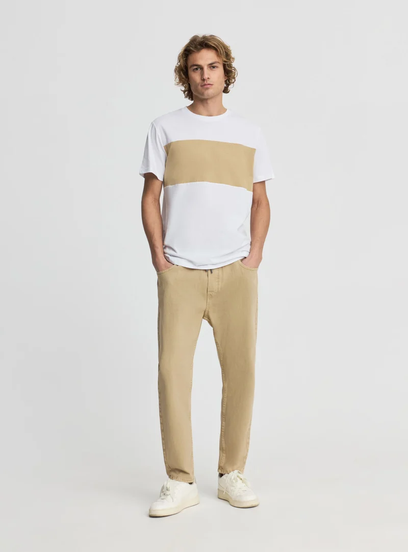T-shirt con banda a contrasto