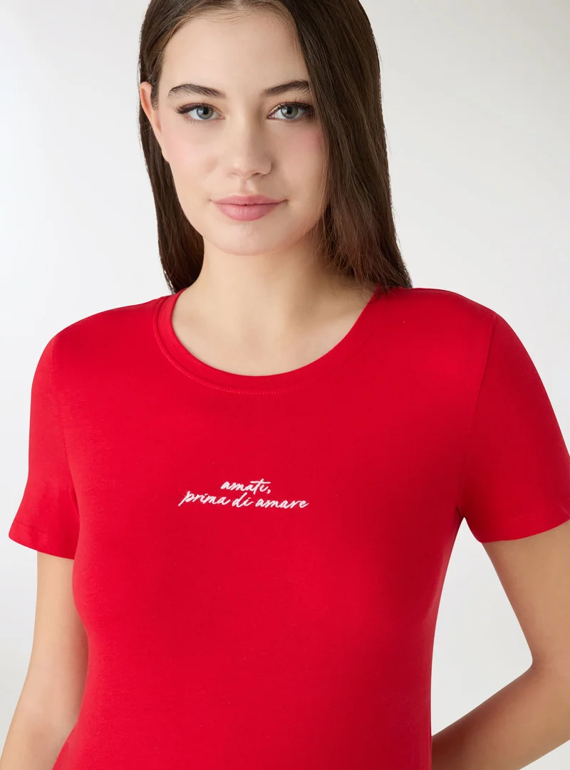 T-shirt con ricamo