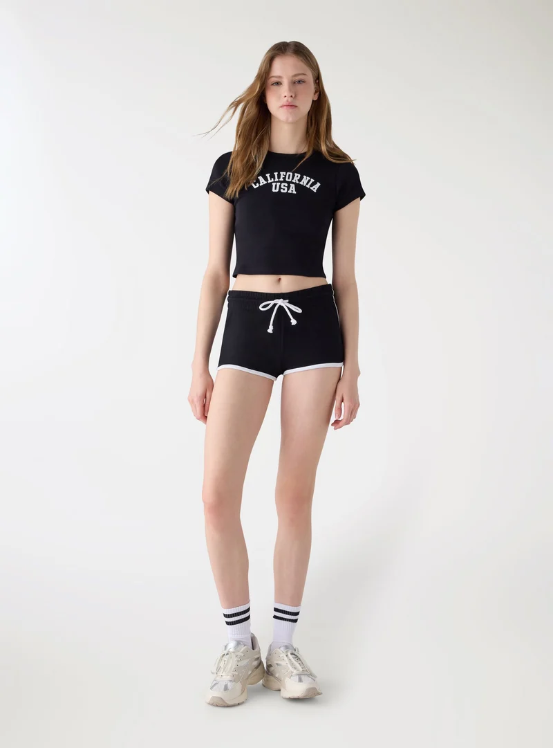 T-shirt crop con scritta college