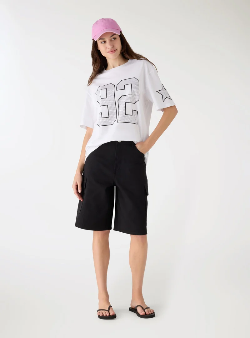 T-shirt maxi con numero e stelle