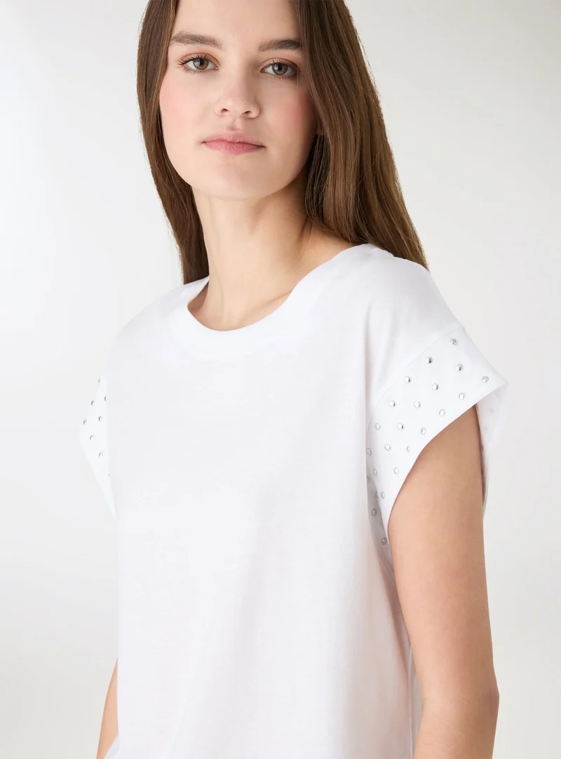 T-shirt con maniche con borchie