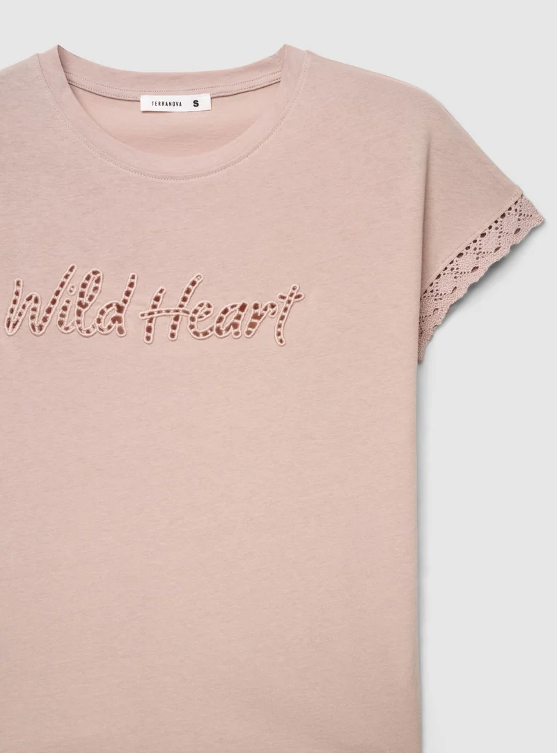 T-shirt con scritta traforata e bordo macramè