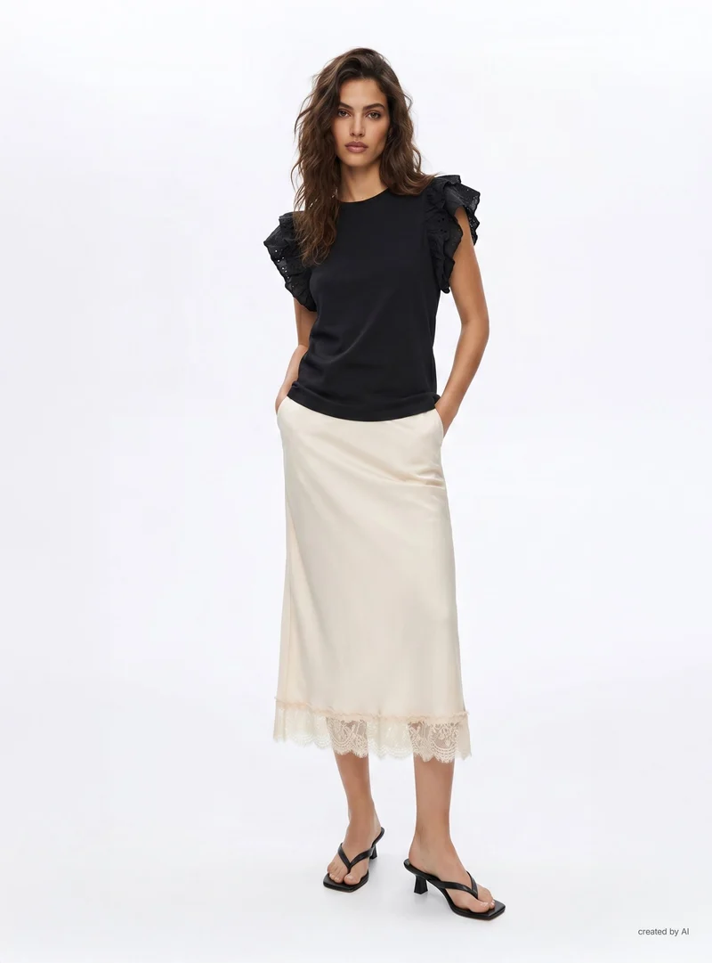 T-shirt con maniche a volant sangallo