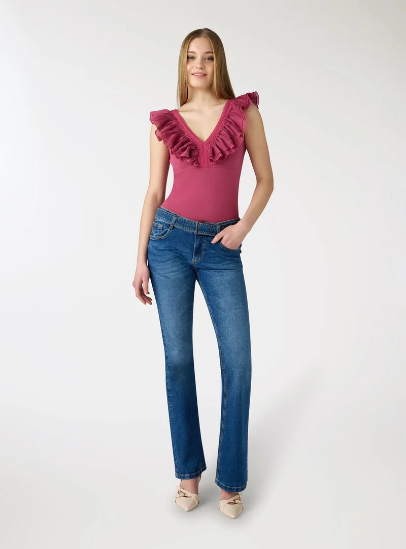 Top aderente con scollo a v e volant