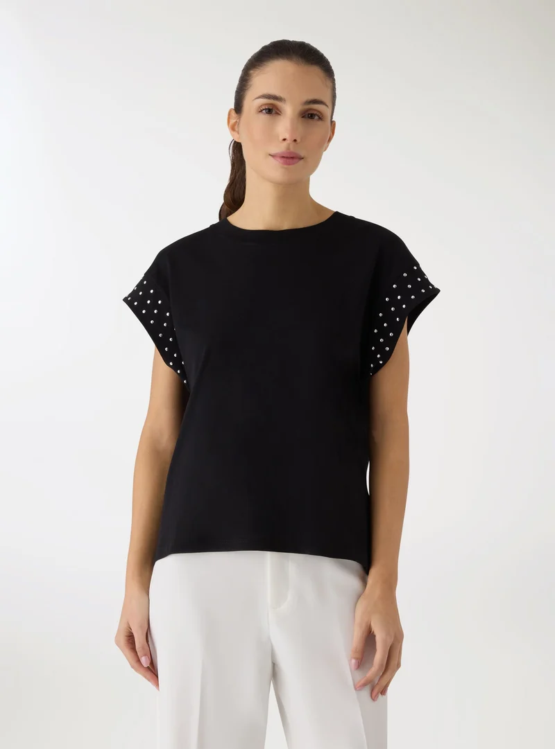 T-shirt con maniche con borchie