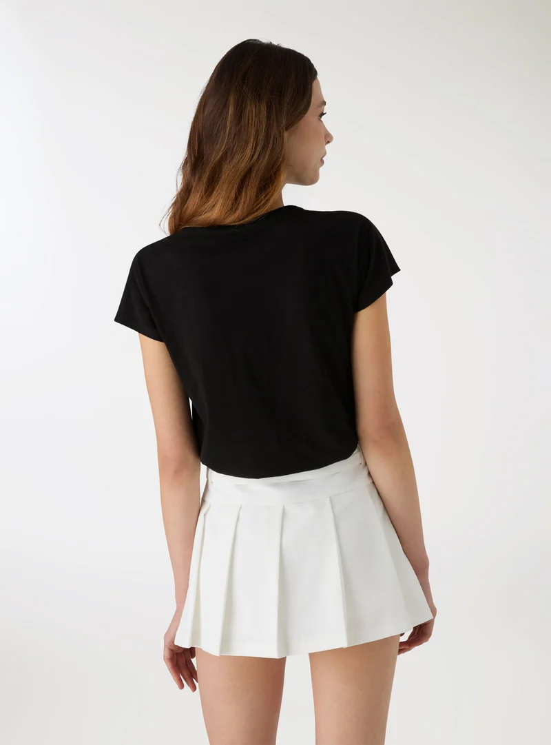 T-shirt con fiocco di perle e strass