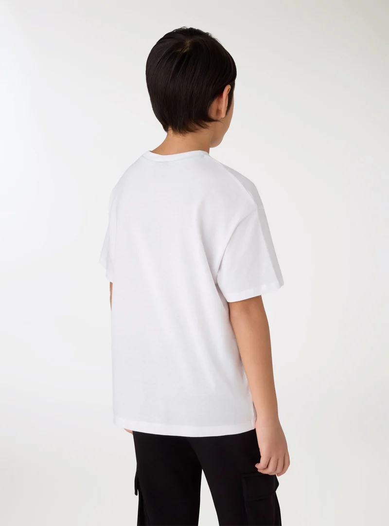 T-shirt con stampa graffiti