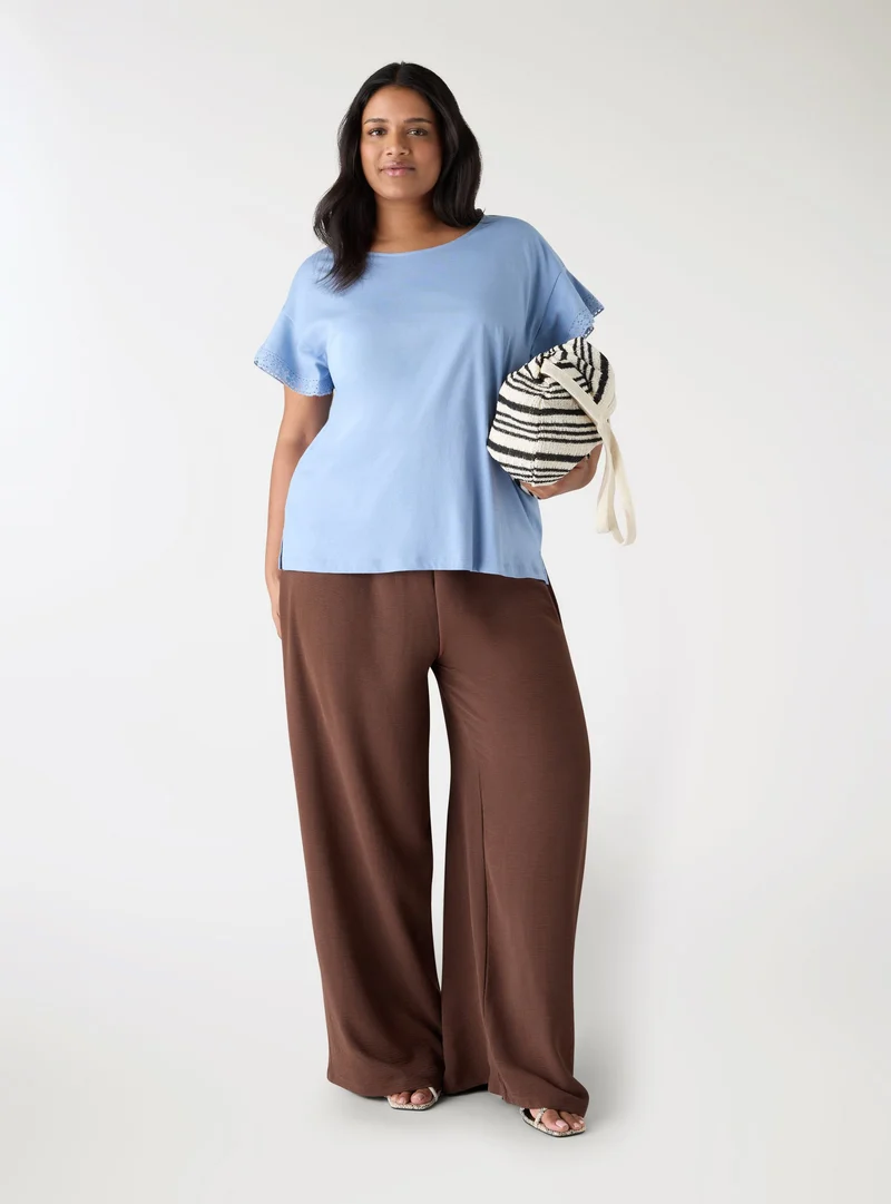 T-shirt con maniche a volant in macramè