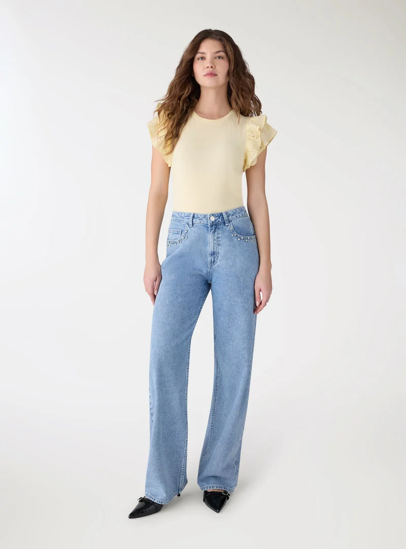 T-shirt con maniche a volant sangallo