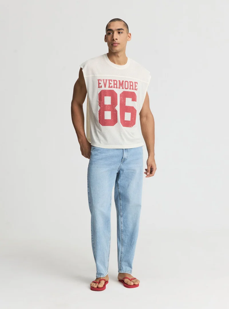 T-shirt boxy smanicata in rete con stampa college