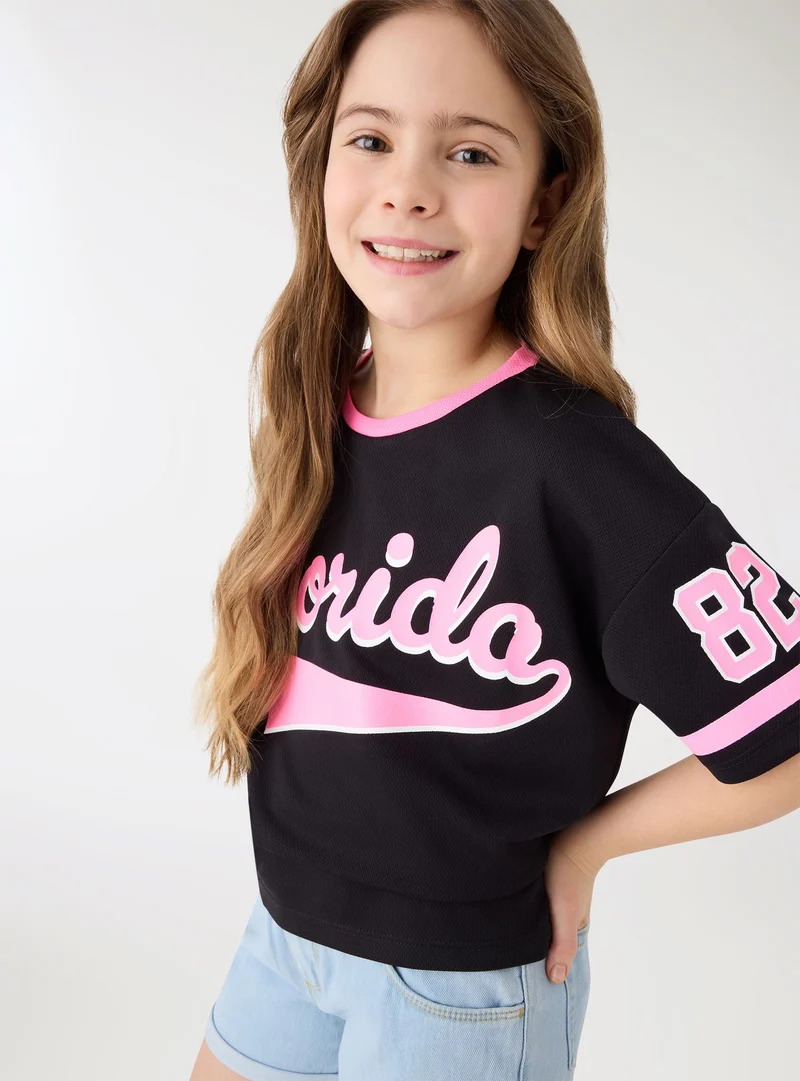 T-shirt con stampa college e profili a contrasto