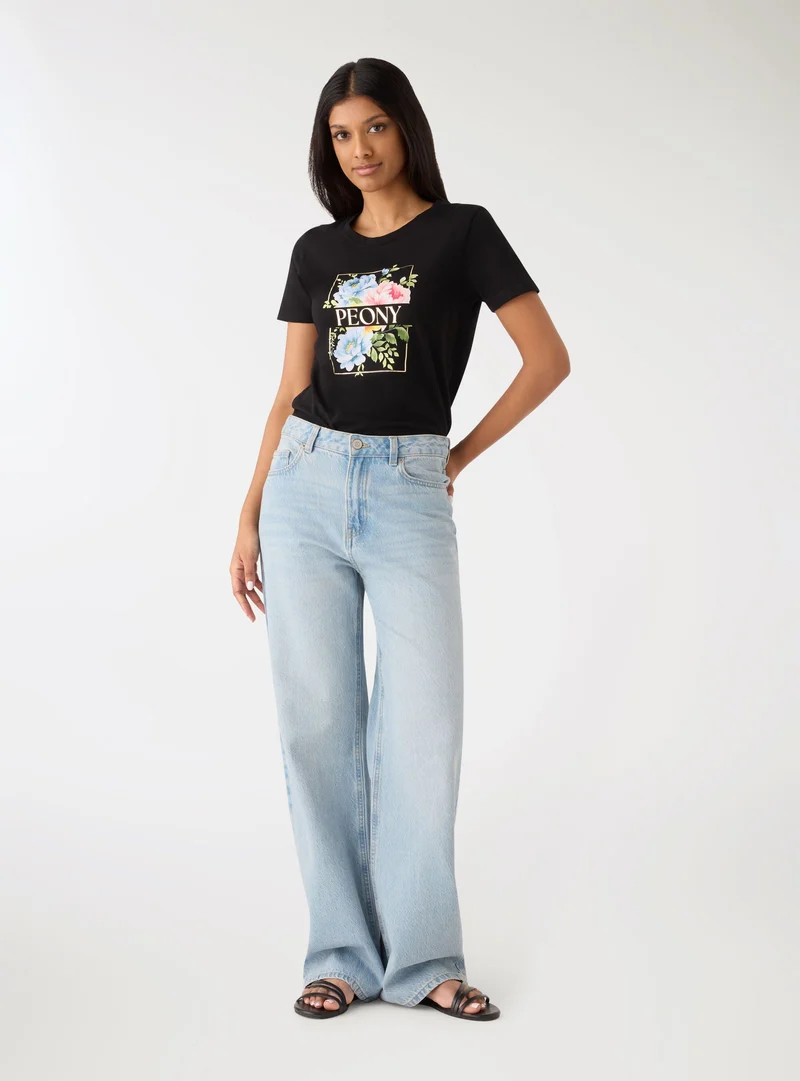 T-shirt con stampa fiori e scritta