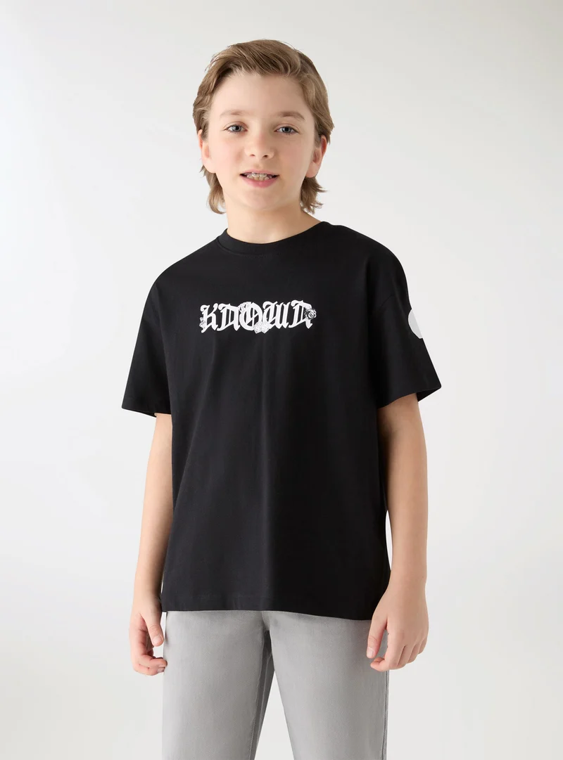 T-shirt con scritta gotica fronte/retro