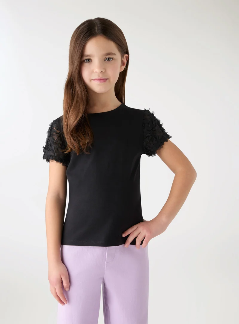 T-shirt con maniche in tulle a petali
