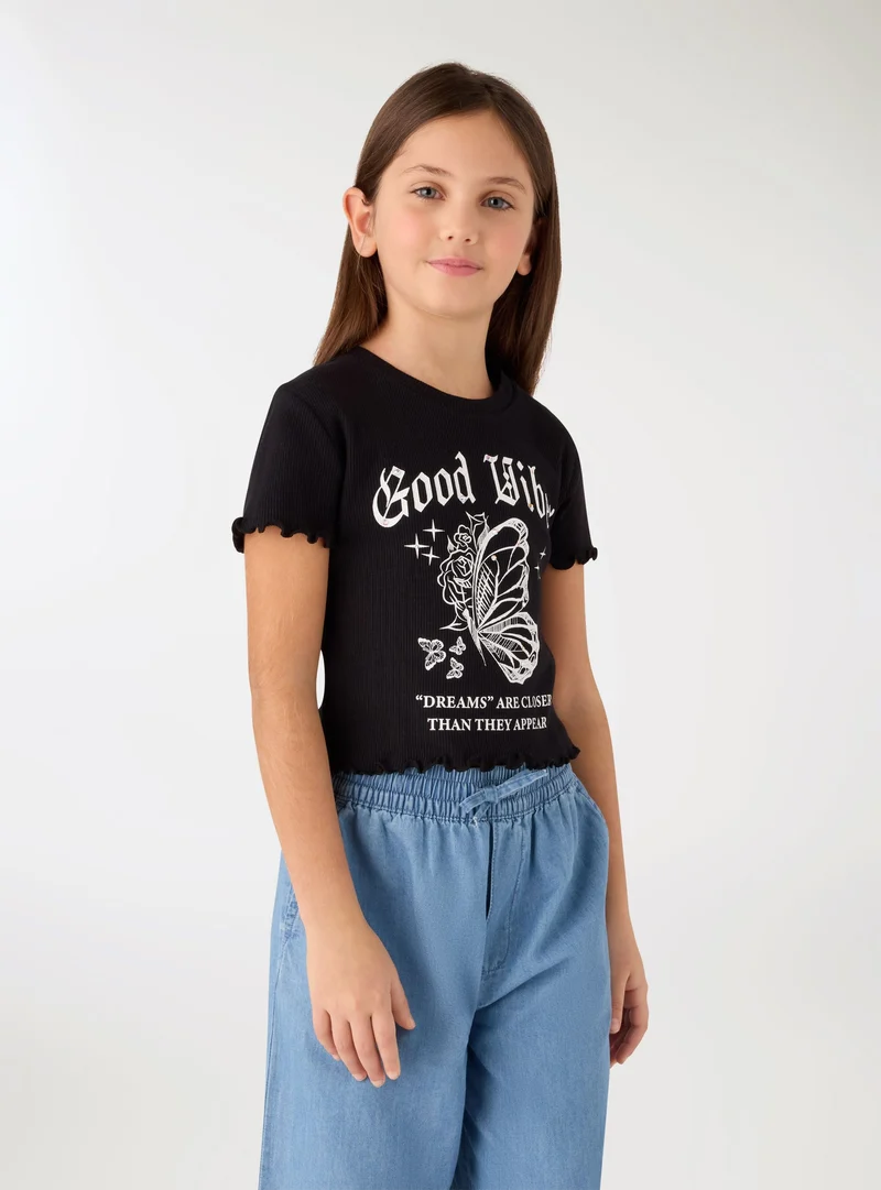 T-shirt con stampa farfalla e scritta