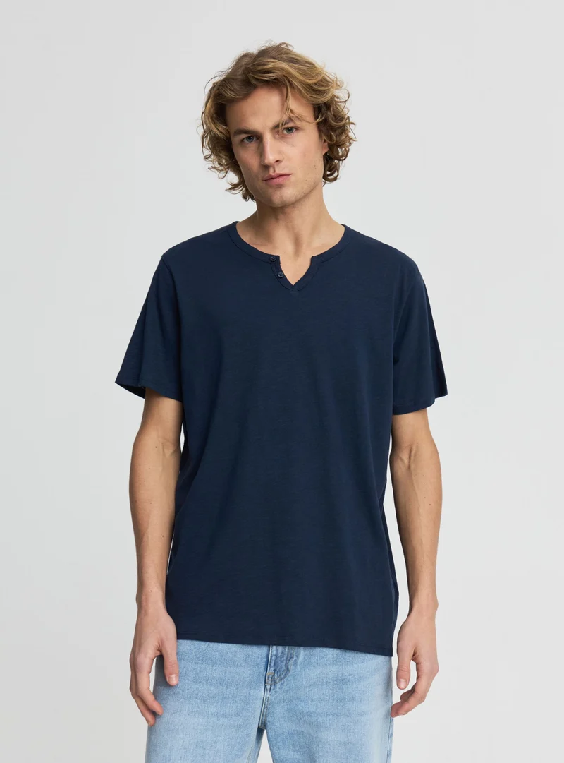 T-shirt con scollo serafino