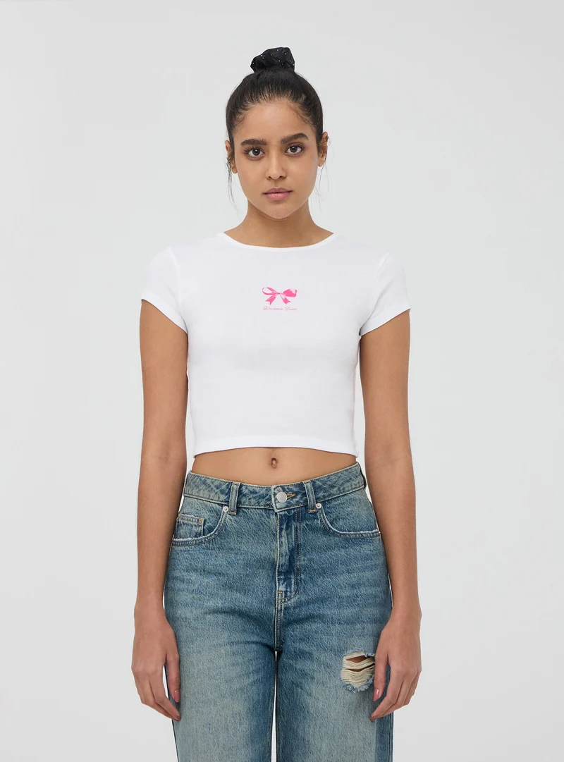 T-shirt crop con piccola stampa e scritta frontale