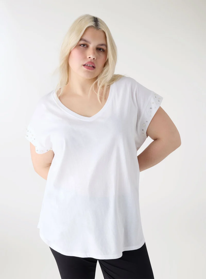 T-shirt con scollo a V e perle