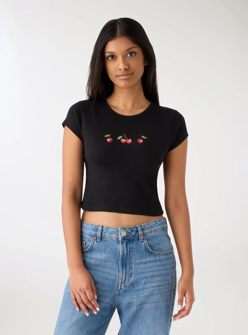 T-shirt crop con stampa ciliegie