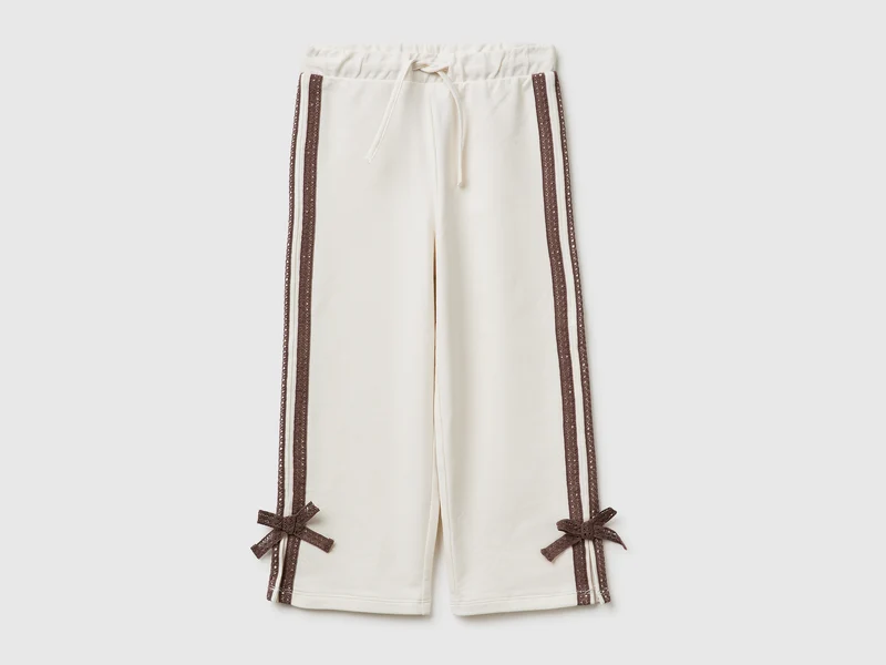 Pantaloni con pizzo e fiocchetti