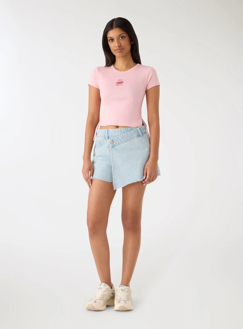 T-shirt crop con stampa e coulisse laterali