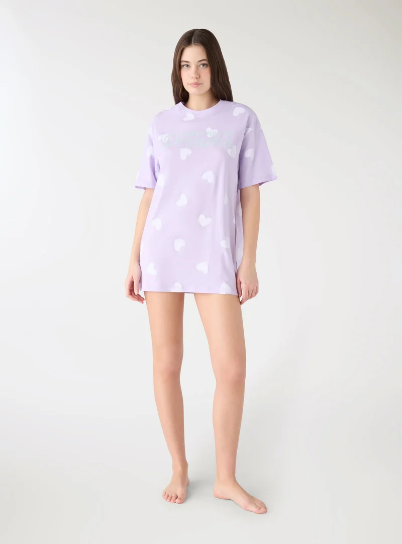 T-shirt over con stampa cuori e scritta