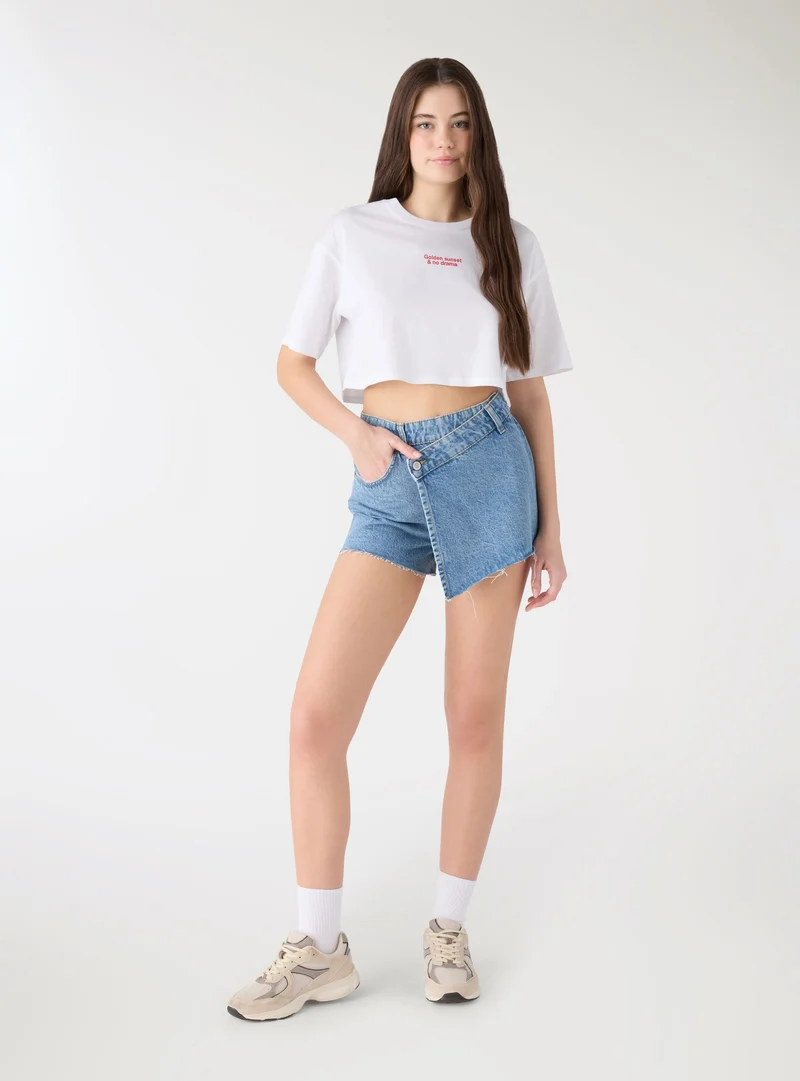 T-shirt crop ampia con scritta