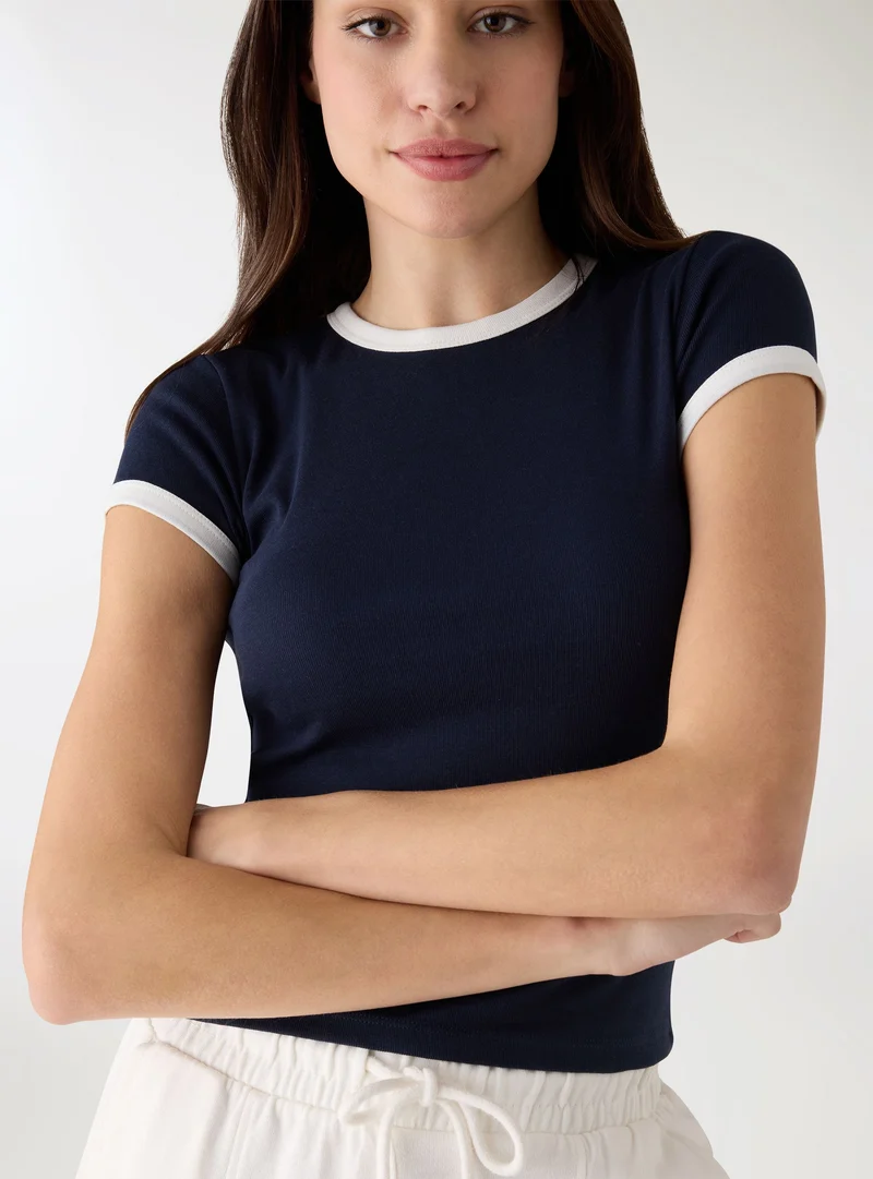 T-shirt crop con bordi a contrasto