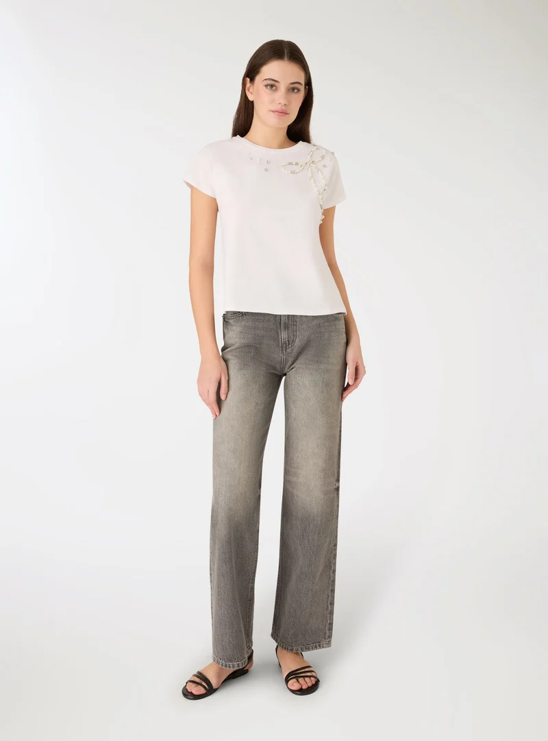 T-shirt con fiocco di perle e strass