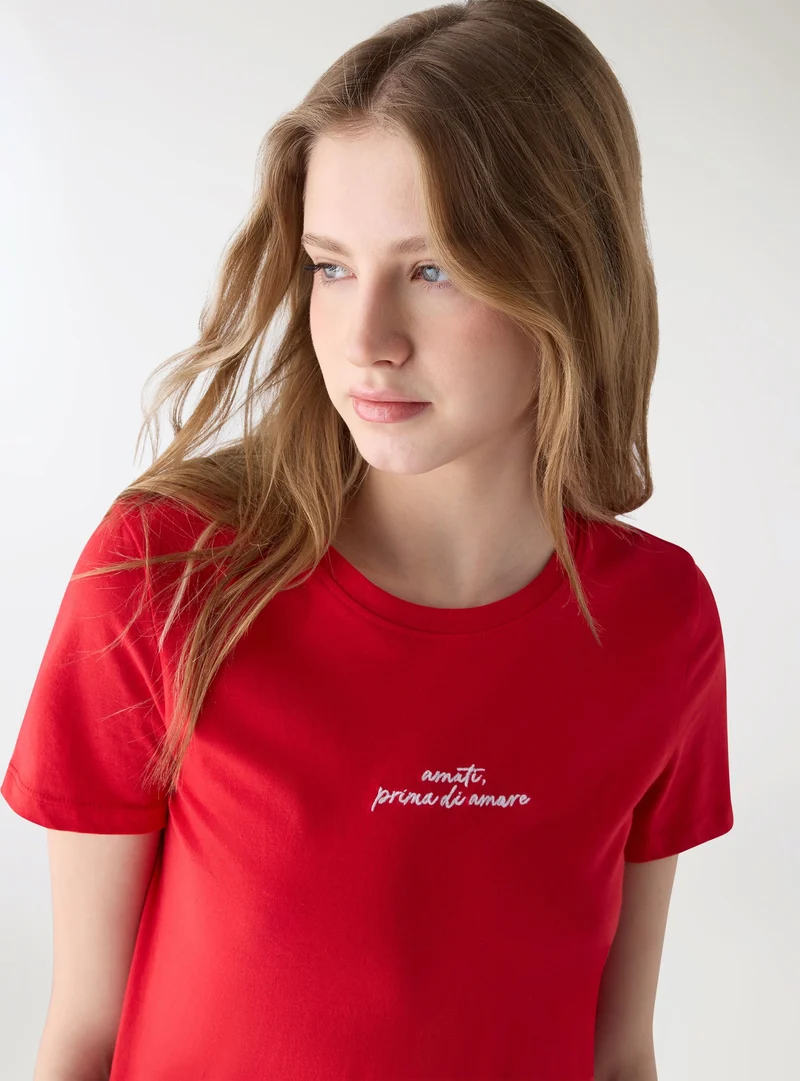 T-shirt regular con ricamo e scritta
