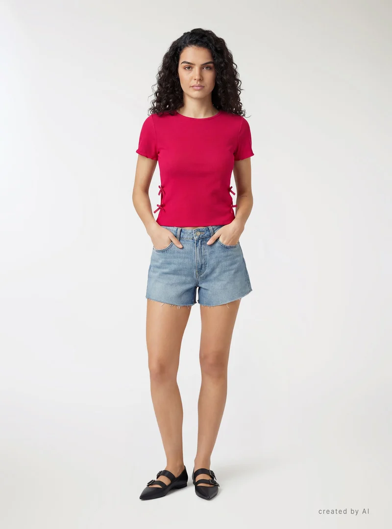T-shirt con fiocchi sui fianchi