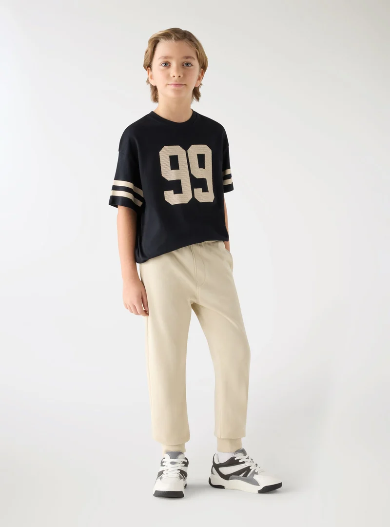 T-shirt con numero e righe