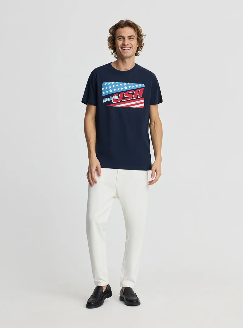T-shirt con bandiera e scritta