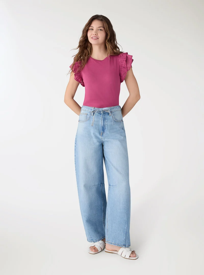 T-shirt con maniche a volant sangallo