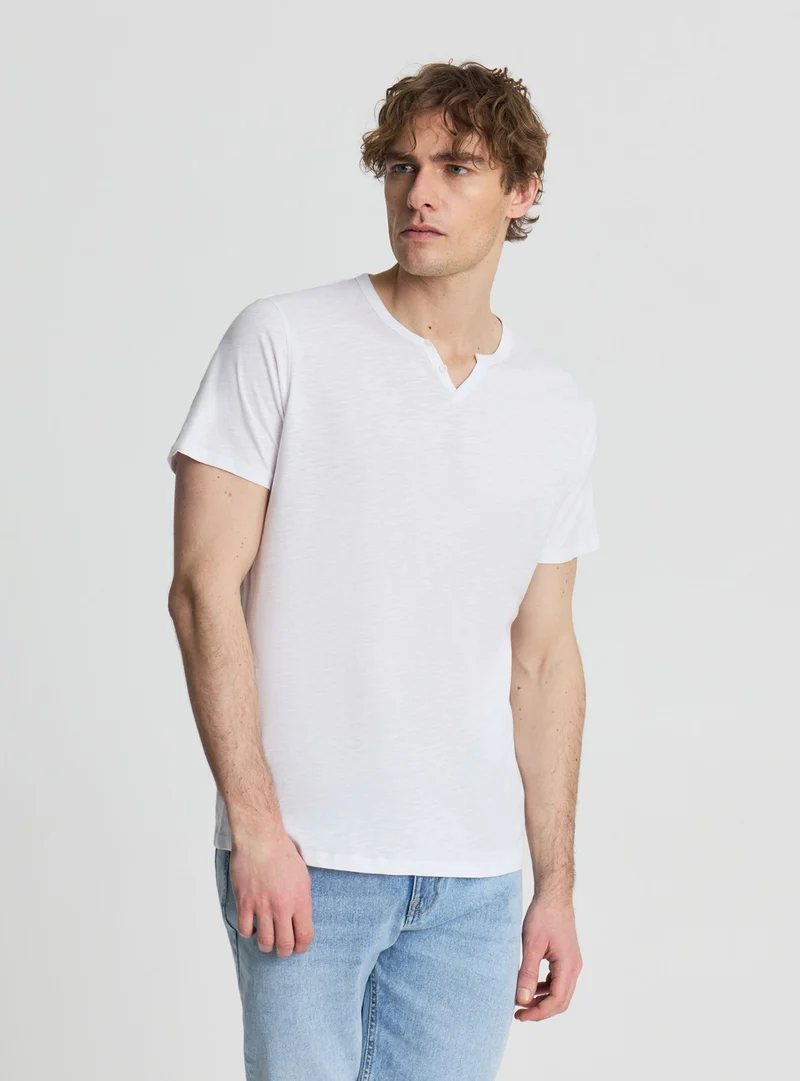T-shirt con scollo serafino