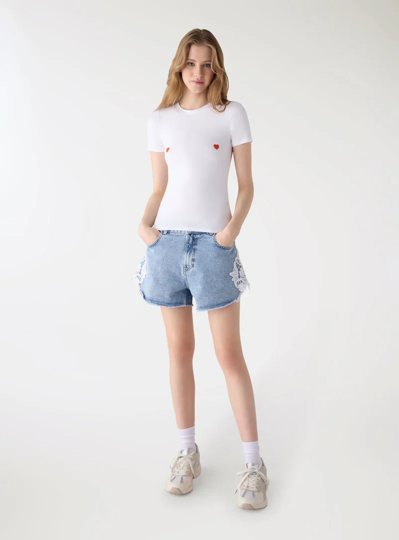T-shirt crop con cuori ricamati