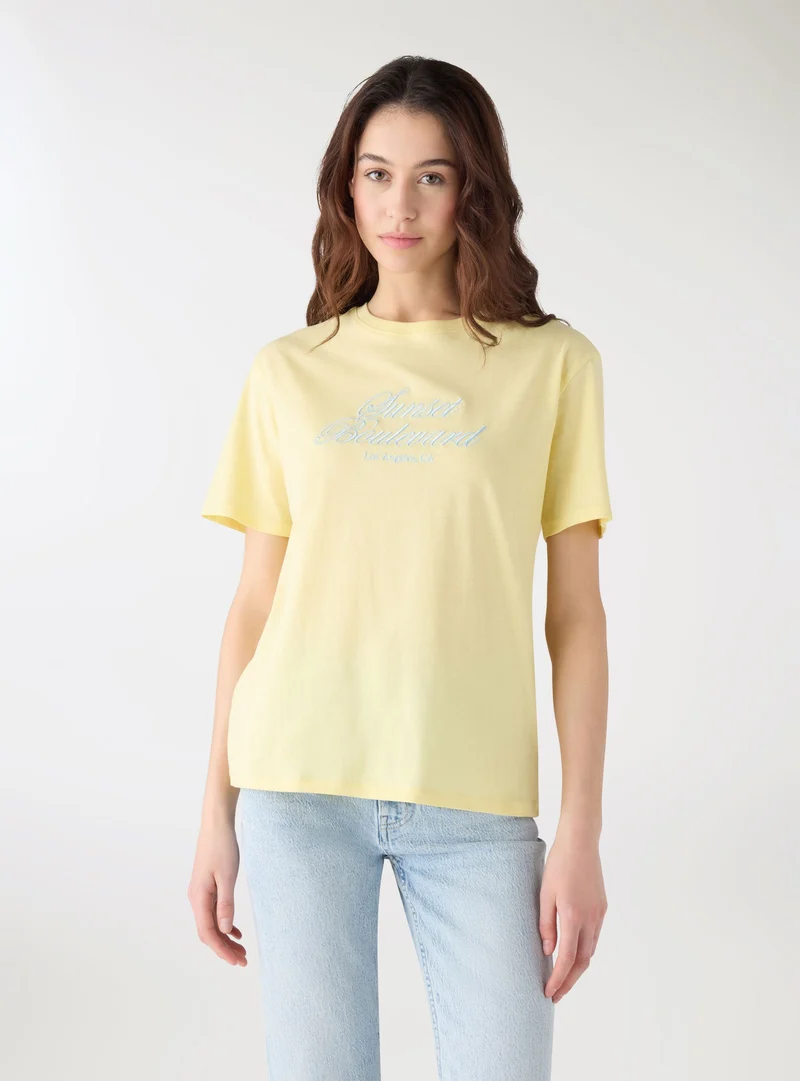 T-shirt ampia con scritta ricamata